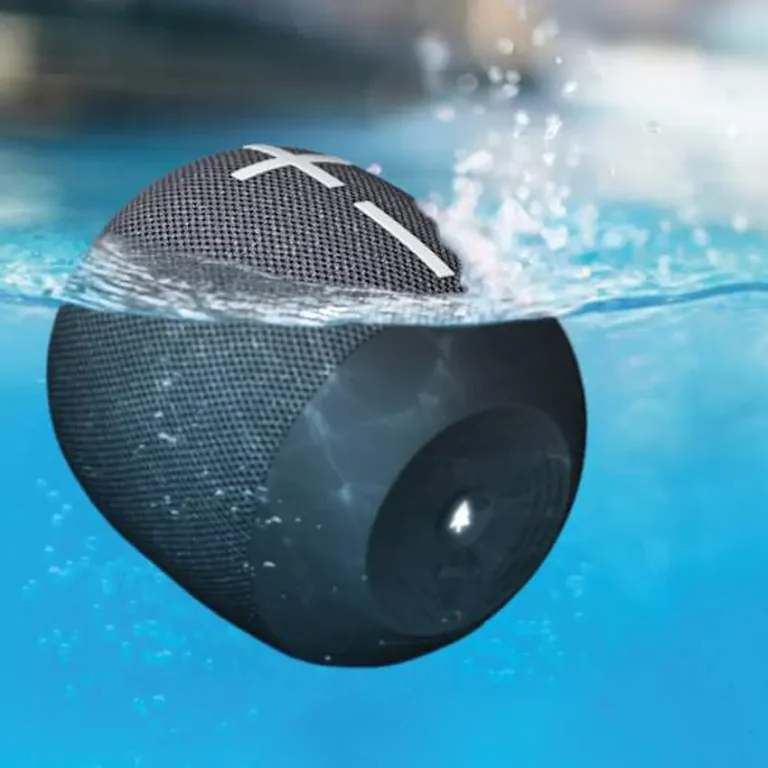 Parlante Ultimate Ears WonderBoom 4 negro flotando en agua piscina
