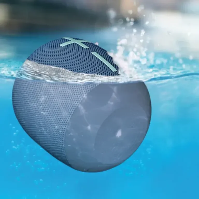 Parlante Ultimate Ears WonderBoom 4 azul flotando en piscina agua